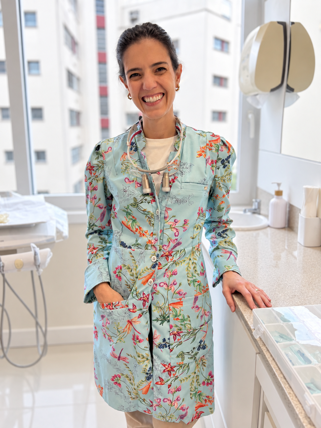 Dra. Gabriela Blattes em seu consultório